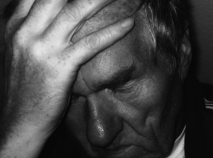 두통으로 머리가 아픈 남자